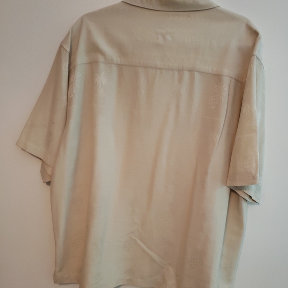 Mens button down shirt in a size XL. Excellent condition - Picture 3 of 4